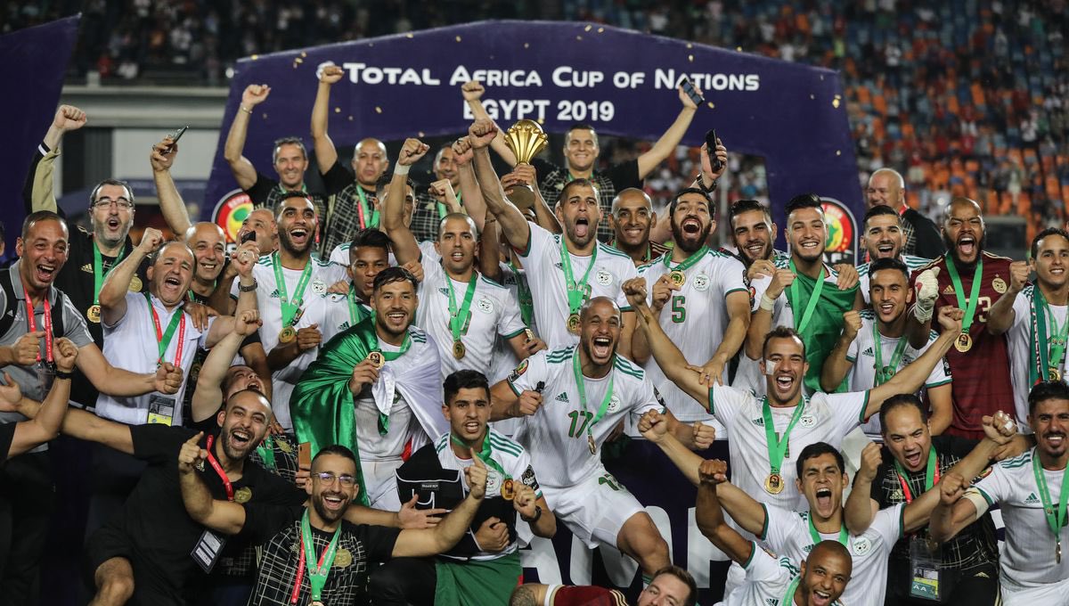 la_vagueverte's tweet photo. TWEET PAS RISQUÈ:

L’Algérie 2019 est l’un des plus beaux champions d’Afrique de l’histoire de la CAN:

🔶7 matchs 
🔶0 défaite 
🔶12 buts marqués (meilleure attaque)
🔶2 buts encaissés (meilleur défense) 
🔶parcours incroyable en phase à élimination directe 🇬🇳 🇨🇮 🇳🇬 🇸🇳 https://t.co/nlMSVX40i3