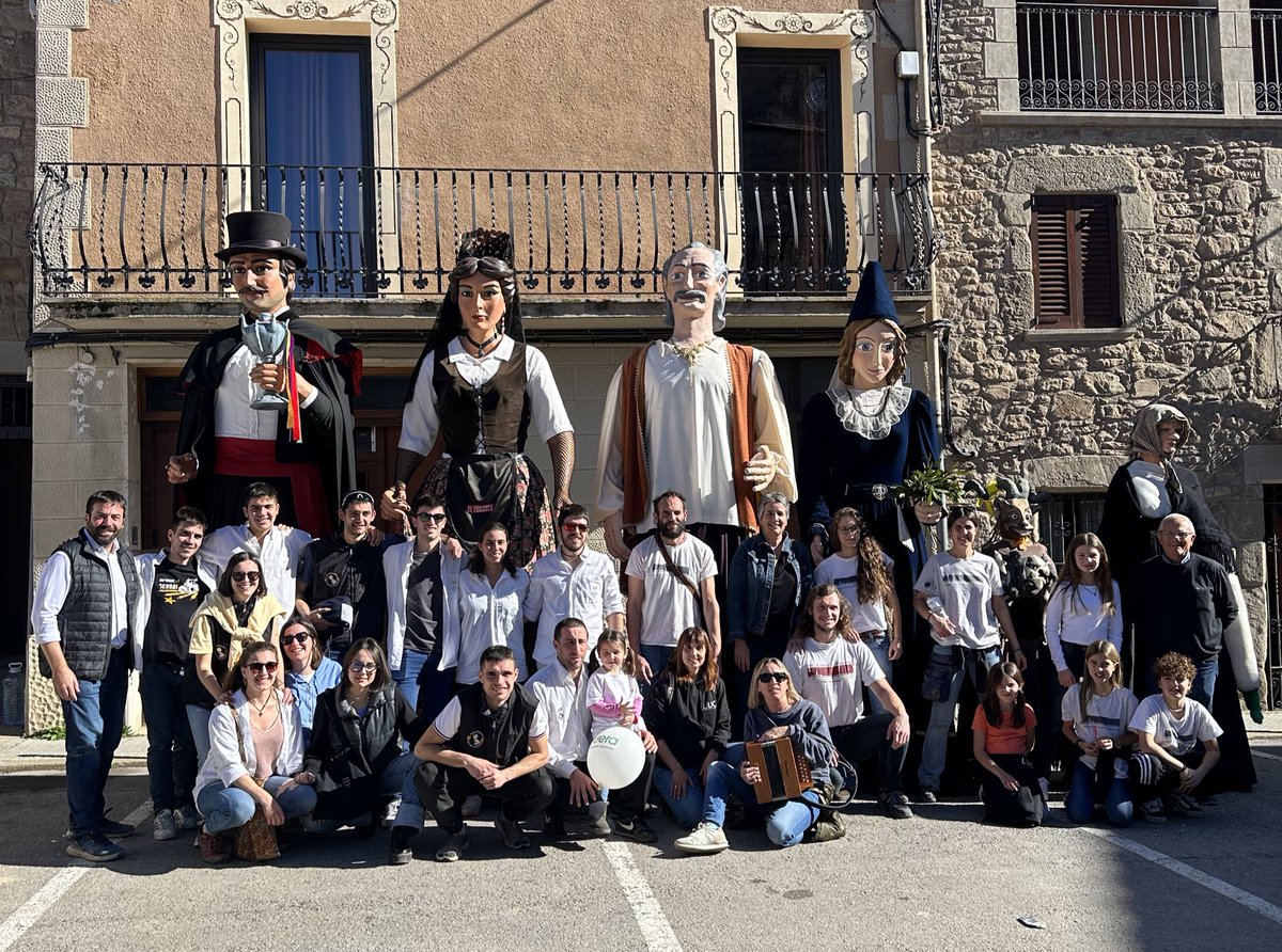 isaacperaire's tweet photo. Quina bona estona de diumenge a #LaCandelera de #Perafita amb els @gegantsprats, al costat dels Gegants de Santa Eulàlia de Puig-oriol #Lluçà i els bastoners i grallers de Sant Bartomeu del Grau! Moltes gràcies!!! #tradicions #culturapopular #Lluçanès https://t.co/Jzk8GAMAns
