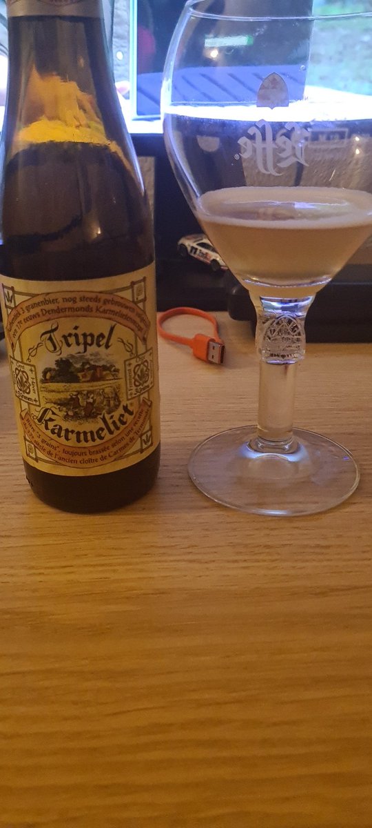 mathijsvdh99's tweet photo. Pas ingerichte studentenkamer, WIDM terugkijken, @RobbaZona nadoen op bier gebied... mensen, het was een goed weekend ��🍻 https://t.co/ChbEZpH5lr