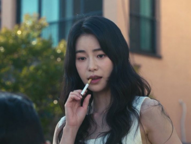 npomvtt's tweet photo. Governo coreano planeja restrições às cenas de fumo em K-dramas.

O Ministério da Saúde e Bem-Estar participará da 10ª Conferência da OMS para o Controle do Tabaco e pretende chamar a atenção do secretariado para reduzirem as cenas de cigarros em plataformas de streaming. https://t.co/7hVpHN7SDV