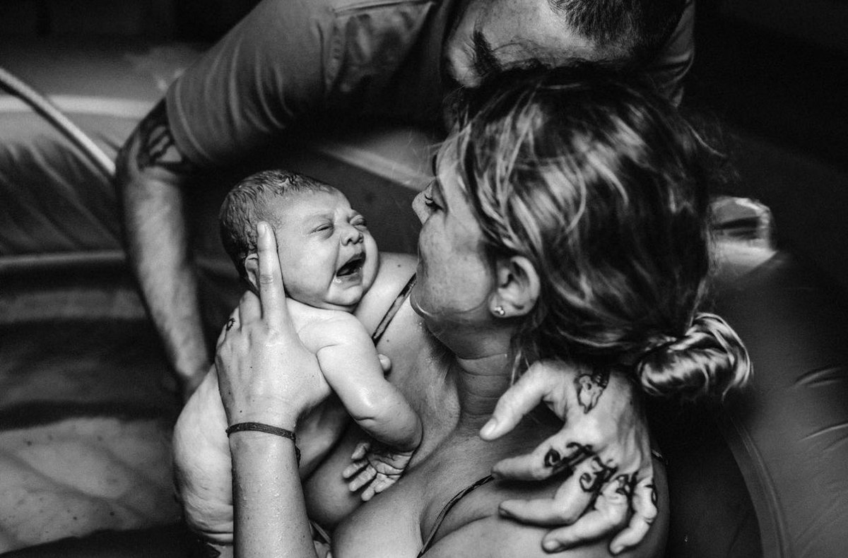 A beautiful homebirth at 43+2 weeks
Yes, it is possible!
Let's start normalising babies coming when they're ready ano releasing the pressure on women to birth by a certain date
When did your baby decide to be born?