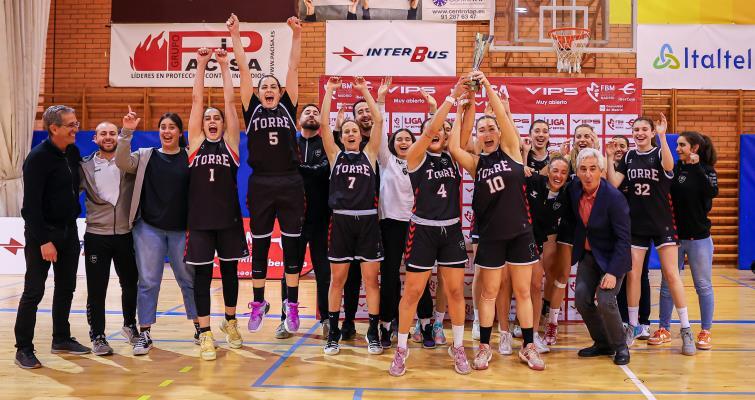 FBMadrid's tweet photo. La Copa VIPS se va a Torrelodones 
Una extraordinaria final para cerrar una gran Copa VIPS. El BT se impuso al CB Pozuelo por 56-63 en un encuentro que fue una montaña rusa de emociones. El Pozuelo empezó mejor (6-0, 11-4...), pero se encontró con las re… https://t.co/vUOzCS1Hda https://t.co/RzTR6k77Rt