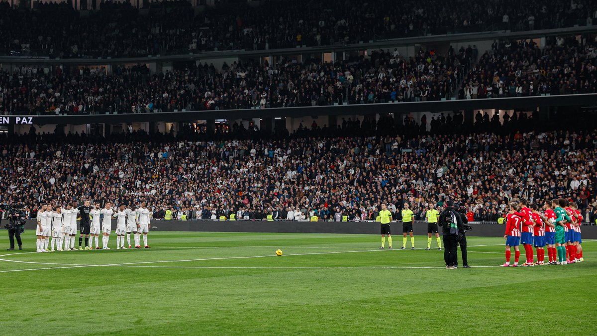 👮‍♀️👮 The National Police took the ceremonial kick-off ahead of the derby to mark its bicentenary.
#RealMadrid