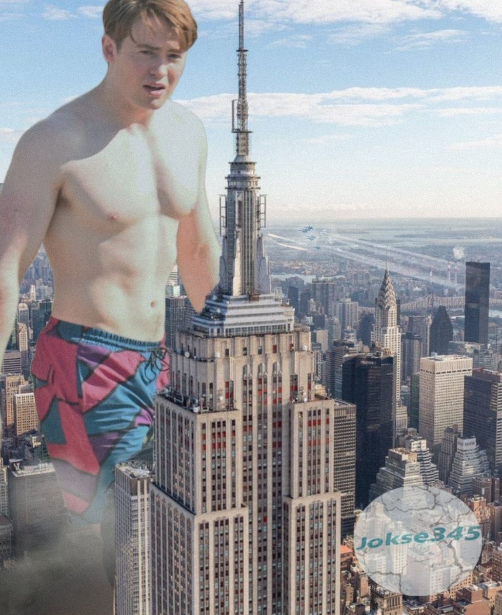 jokse334's tweet photo. Giant #KitConnor as Kitzilla in New York.
#sizetwitter #macrop https://t.co/IuH95xcJmV