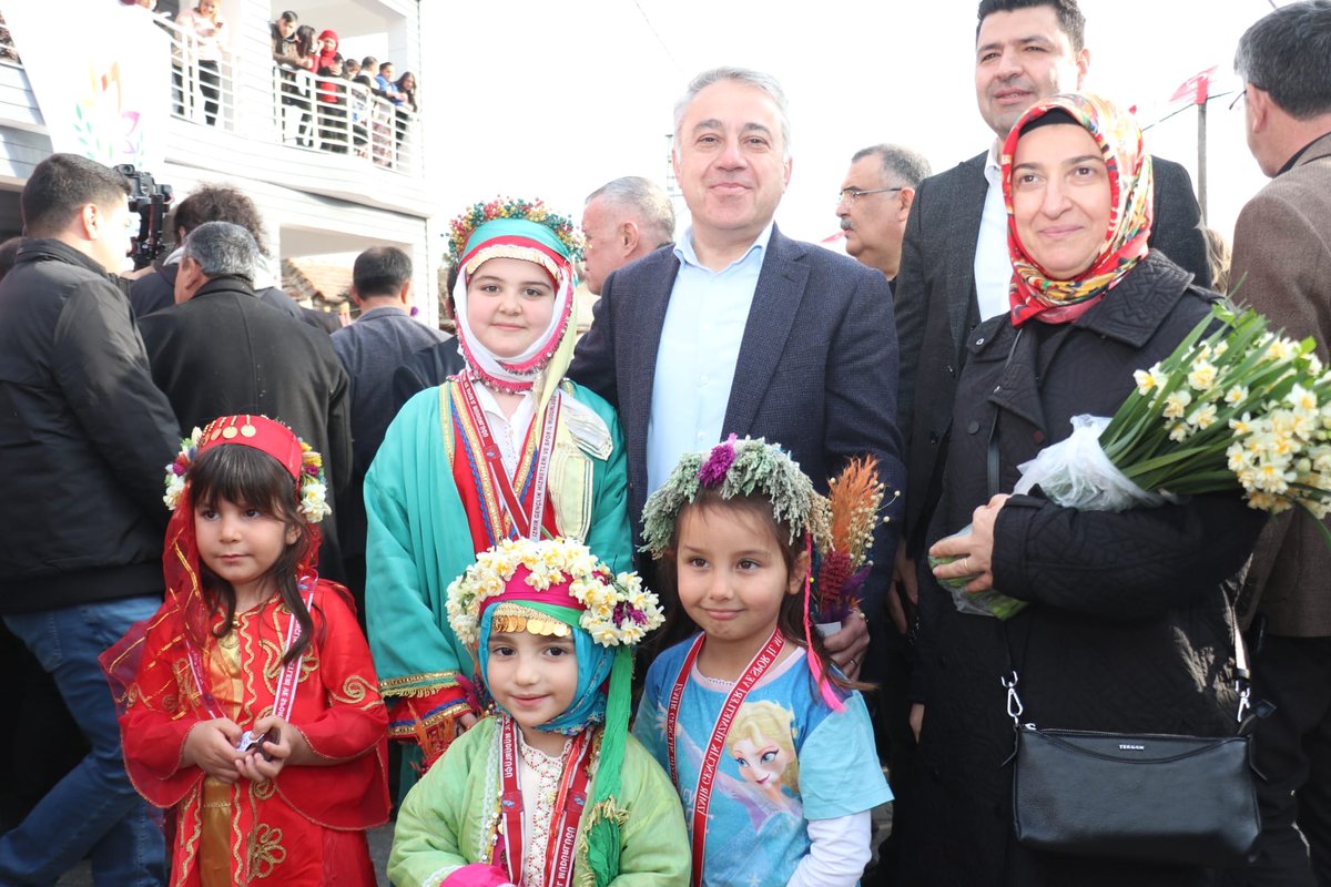 izmirtarim's tweet photo. İl Müdürümüz @MstafaSahin44 ,Bayındır Turan Mahallesi'nde düzenlenen 3.Nergis ve Kuru Çiçek festivaline katıldı. Bakanlığımız Enstitülerinde  üretilen yüzlerce keklik İlçe  protokolü ile doğaya salındı.
#TarımınYüzyılı
@ibrahimyumakli 
@drsuleymanelban 
@TCTarim 
@izmirvaliligi https://t.co/fZQwUSYafr