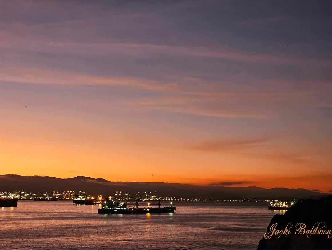 A lovely peaceful sunset across the #BayofGibraltar tonight 🙏💕

📷@Jackibaldwin13 (Sails and Motor Yachts Gibraltar)