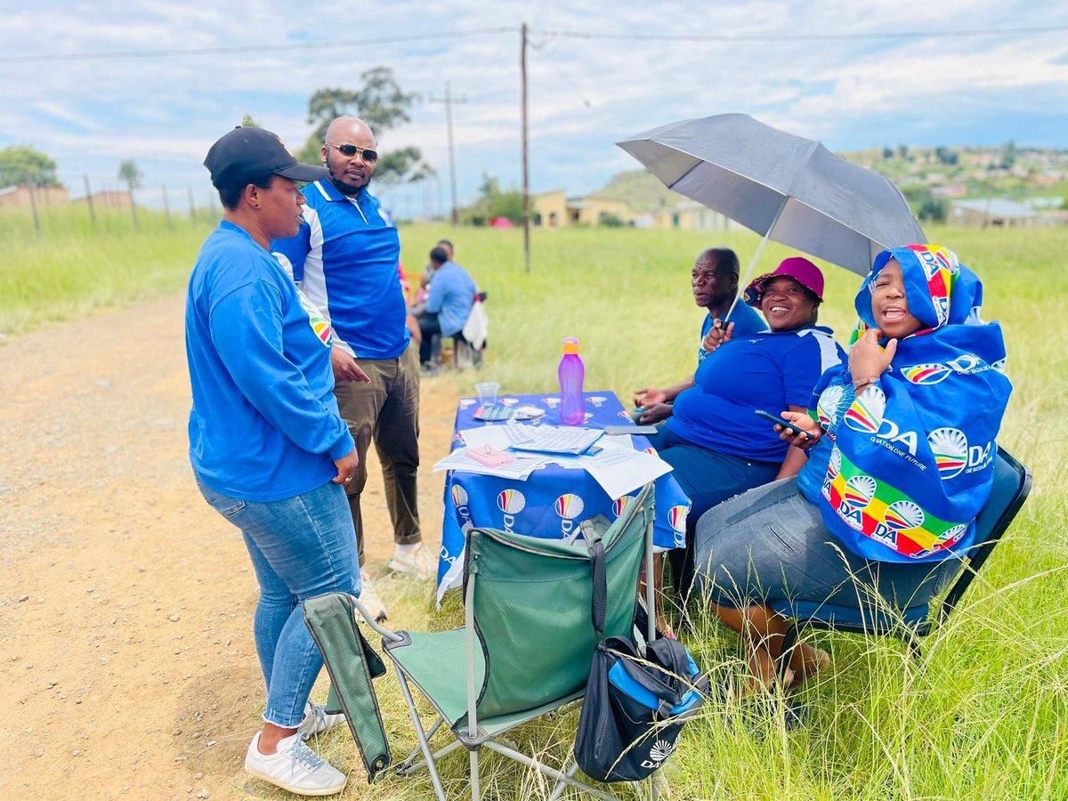 South Africans must know the DA for what it is🤞The party released photos that captured their mobilising campaign and the contrast 😳😳😳🙆‍♂️🙆‍♂️

#KnowYourDA #2024IsOur1994