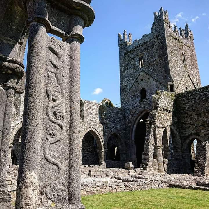 A medieval moment in time – the 800-year-old Jerpoint Abbey is a serene stop in Kilkenny, deep in Ireland's Ancient East 🐉💫☘️
📸 @tiawardeise
@kilkenny @ancienteastIRL
#visitkilkenny