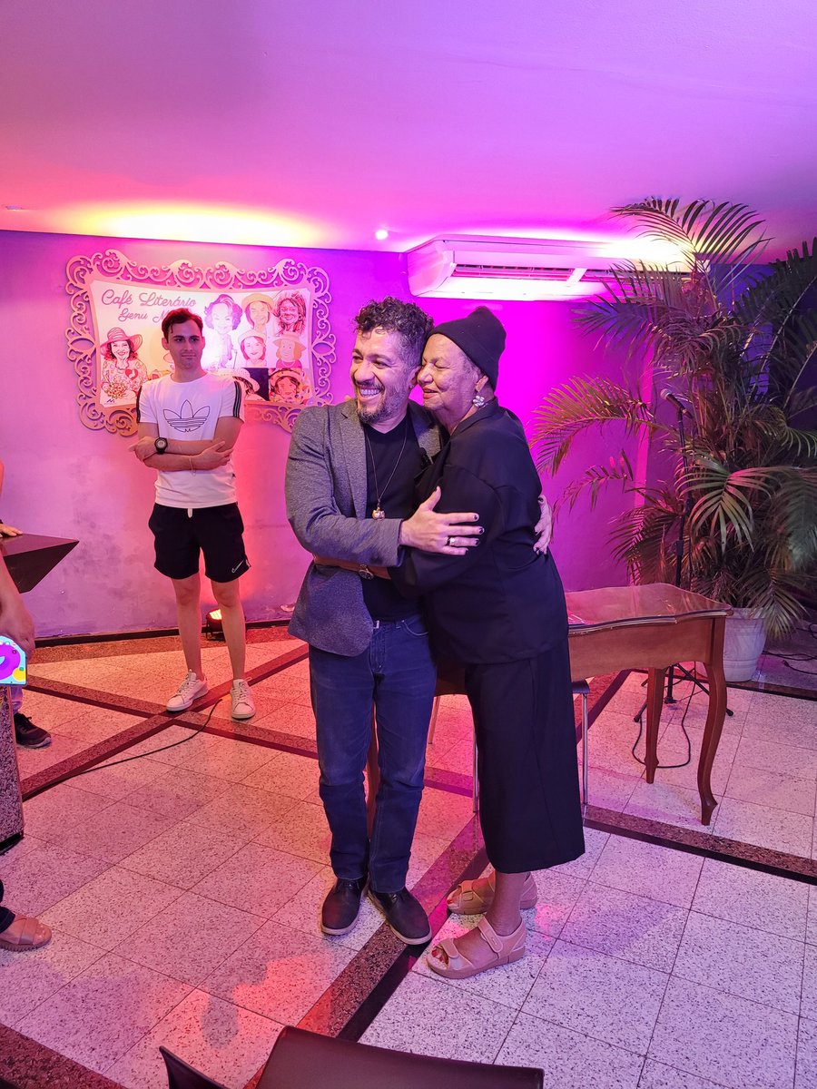 Biitalo's tweet photo. @melangedetout Justamente, Joana 💜 Jean ficou emocionado de encontrar com ela também https://t.co/1zpdI65jqO