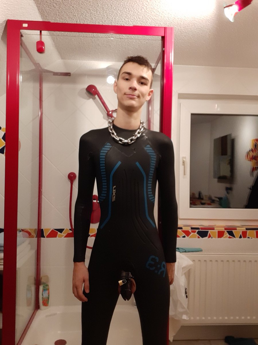 Motogear4life's tweet image. In the evening, ready to shower and finish a very horny day #locked