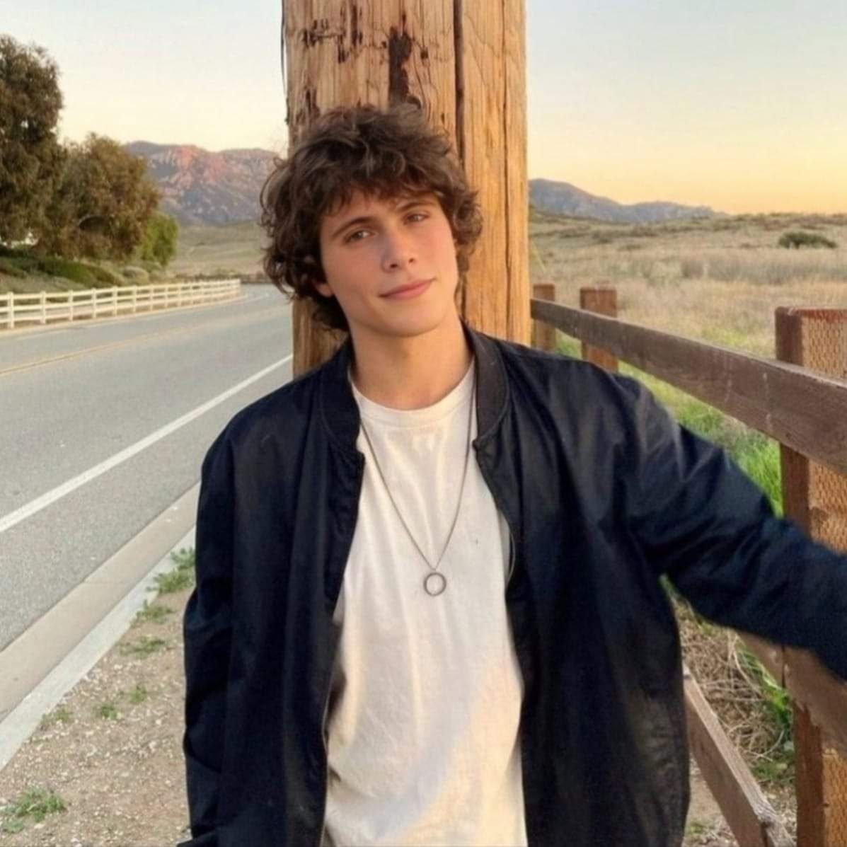ChenowithBilly's tweet photo. Amazing how the sun caresses his face. I'm a little jealous ❤️😅
Thanks dear partner Kathleen
#thesun #hisface #jealous
#theofficialjeremysistofanclub ❤️
(Facebook and Instagram) https://t.co/3VDUP6PLIn