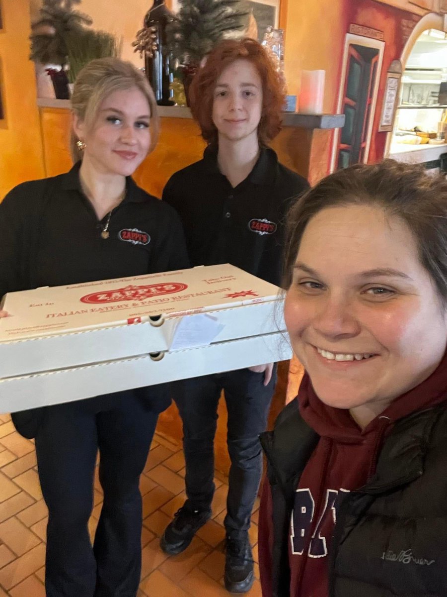 Shout out to @TreeofStars for picking up pizzas to give to the unsheltered in Niagara. There are so many of you who work tirelessly to give back to our community. We appreciate you! 🙏 

#communitylove #niagaracommunity #niagaralocal #niagarafalls #niagarafallsbusiness