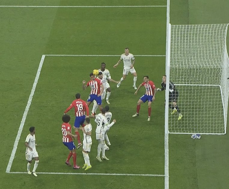 ElInmortal____'s tweet photo. Aquí pitaron fuera de juego, pero los aficionados del Atleti no se indignaron a pesar de que el Barça es su rival directo.

Aquí pitan fuera de juego y los aficionados del Atleti se indignan a pesar de que el Real Madrid no es su rival directo.

SE LLAMA COMPLEJO. SU ADN. https://t.co/6LQEJqGlDJ