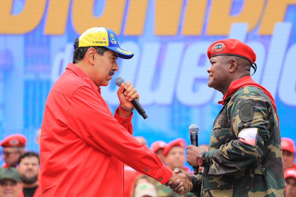 NicolasMaduro's tweet photo. Felicito la inmensa y descomunal movilización de la Furia Bolivariana del pueblo que desde anoche, en la madrugada y en la mañana se han desplegado. Una movilización que arrancó desde diferentes puntos de Caracas, un ensayo general para garantizar la Paz, la unión y la Patria. A 32 años del 4F de 1992 elevamos nuestra vista al cielo para decirle a nuestro Comandante Chávez: Gracias por tu rebeldía y valentía…