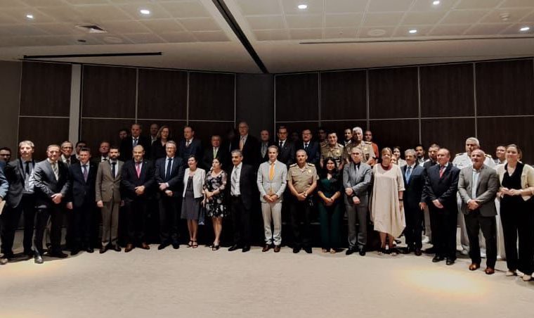 ¡Frente al tráfico ilícito de drogas!

Como parte de su visita, los alcaldes de Amberes y Rotterdam y la Comisionada Nacional de Drogas 🇧🇪, junto con los sectores 🇵🇪 involucrados, establecieron mesas de trabajo sobre asuntos aduaneros, legales, fiscales, policiales y portuarios.