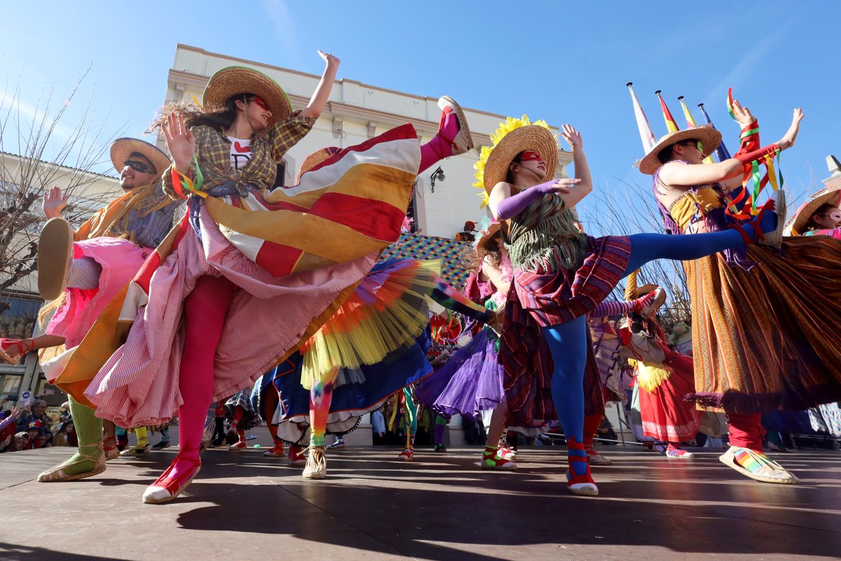 📰TITULARS 👉 #Mollet celebra els 20 anys del Barraló, amb centenars de persones ballant a la plaça Prat de la Riba.
🗞️La crònica, aquest dilluns a <a href="/el9nou_vor/">el9nou_vor</a>