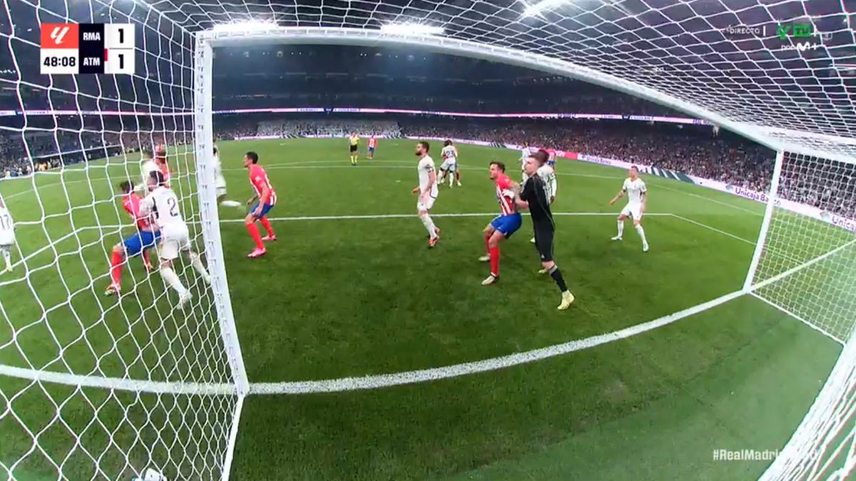 ArchivoVAR's tweet photo. 📺💥 Gran acierto del asistente en el Real Madrid - Atlético de Madrid.

👉🏻 Saúl agarra por el brazo a Lunin, imposibilitando que el guardameta pueda intentar disputar el balón.

✅ GOL BIEN ANULADO.

▪️ Además de ello, existe fuera de juego posicional por interferencia. https://t.co/EODd6O9336