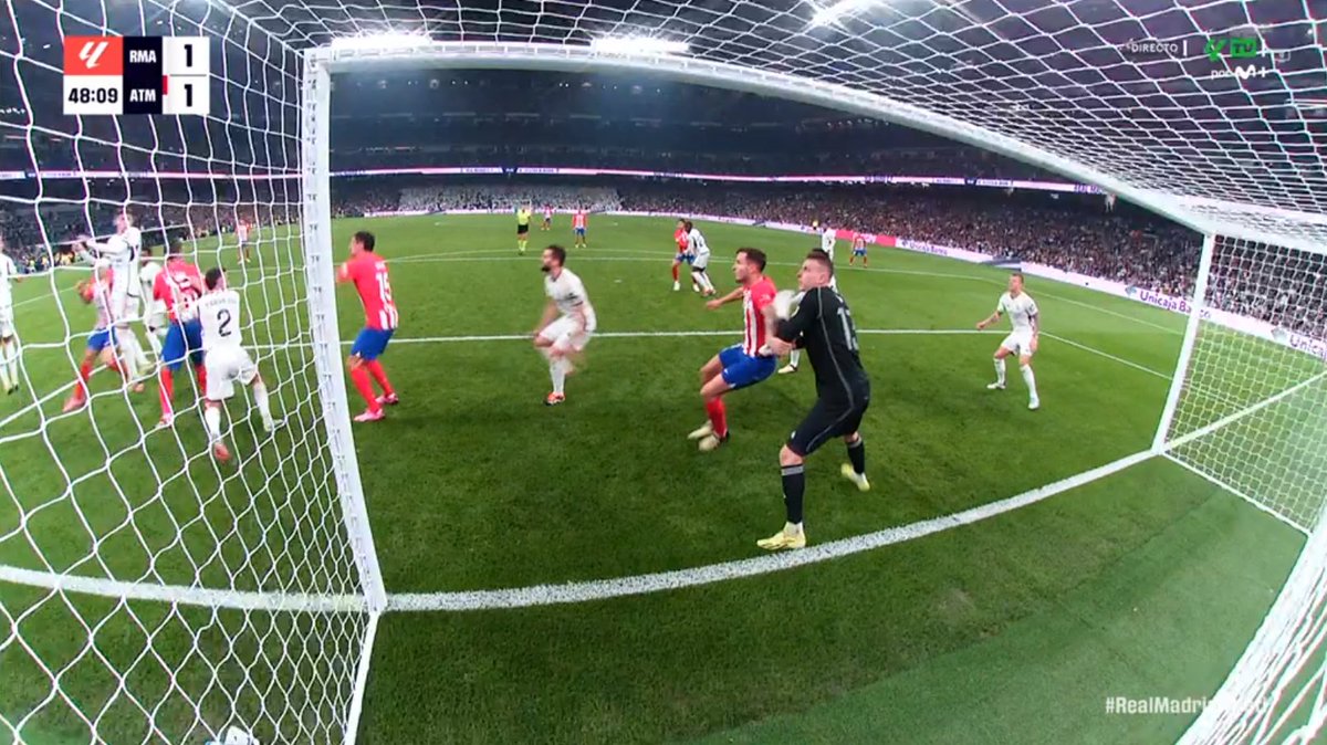 ArchivoVAR's tweet photo. 📺💥 Gran acierto del asistente en el Real Madrid - Atlético de Madrid.

👉🏻 Saúl agarra por el brazo a Lunin, imposibilitando que el guardameta pueda intentar disputar el balón.

✅ GOL BIEN ANULADO.

▪️ Además de ello, existe fuera de juego posicional por interferencia. https://t.co/EODd6O9336