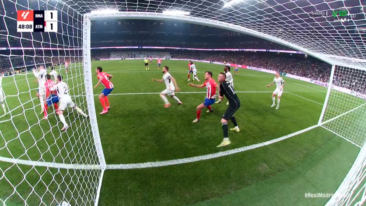 ArchivoVAR's tweet photo. 📺💥 Gran acierto del asistente en el Real Madrid - Atlético de Madrid.

👉🏻 Saúl agarra por el brazo a Lunin, imposibilitando que el guardameta pueda intentar disputar el balón.

✅ GOL BIEN ANULADO.

▪️ Además de ello, existe fuera de juego posicional por interferencia. https://t.co/EODd6O9336