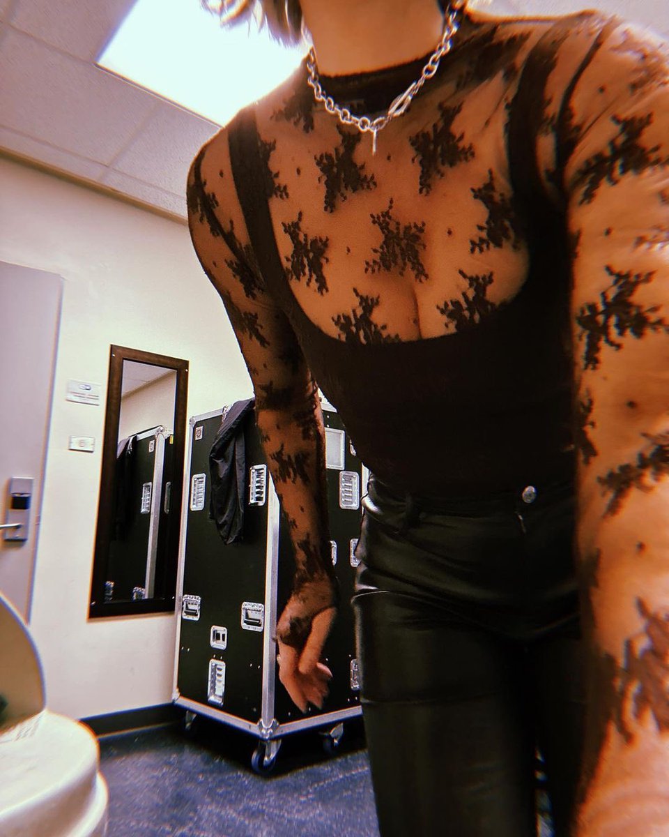 Just a girl trying to get a shot of her outfit once the room is empty.✨

#SeductiveSunday