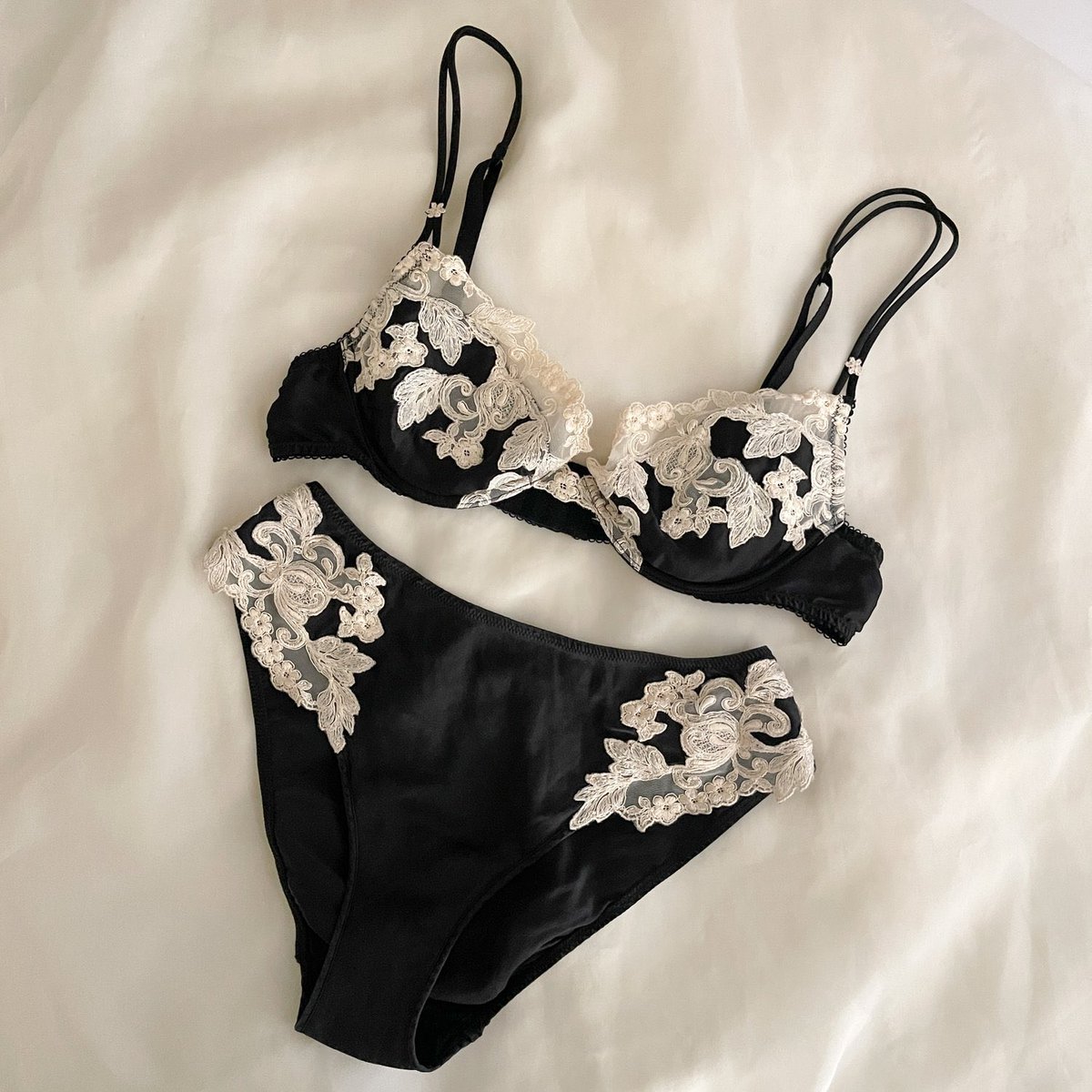 Margot Robbie wearing La Perla lingerie in The Wolf of Wall Street (2013) Margot Robbie wearing La Perla lingerie in The Wolf of Wall Street (2013)