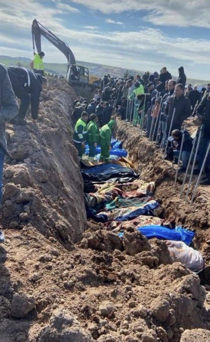 Bu görüntüyü bu acıyı unutanın kalbi kurusun…

#DepremiUnutmaUnutturma