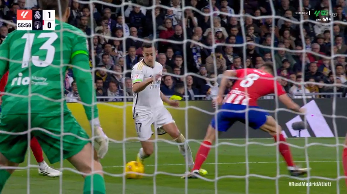 ArchivoVAR's tweet photo. 📺💥 El VAR se tragó dos penaltis en el Santiago Bernabéu.

👉🏻 Saúl, que ya tenía la pierna apoyada, decide llevarla hacia la trayectoria de Lucas trabando a lateral.

❌ ES PENALTI.

▪️ El movimiento del jugador rojiblanco es la clave para que la acción sea punible. https://t.co/AIJDReXGBa