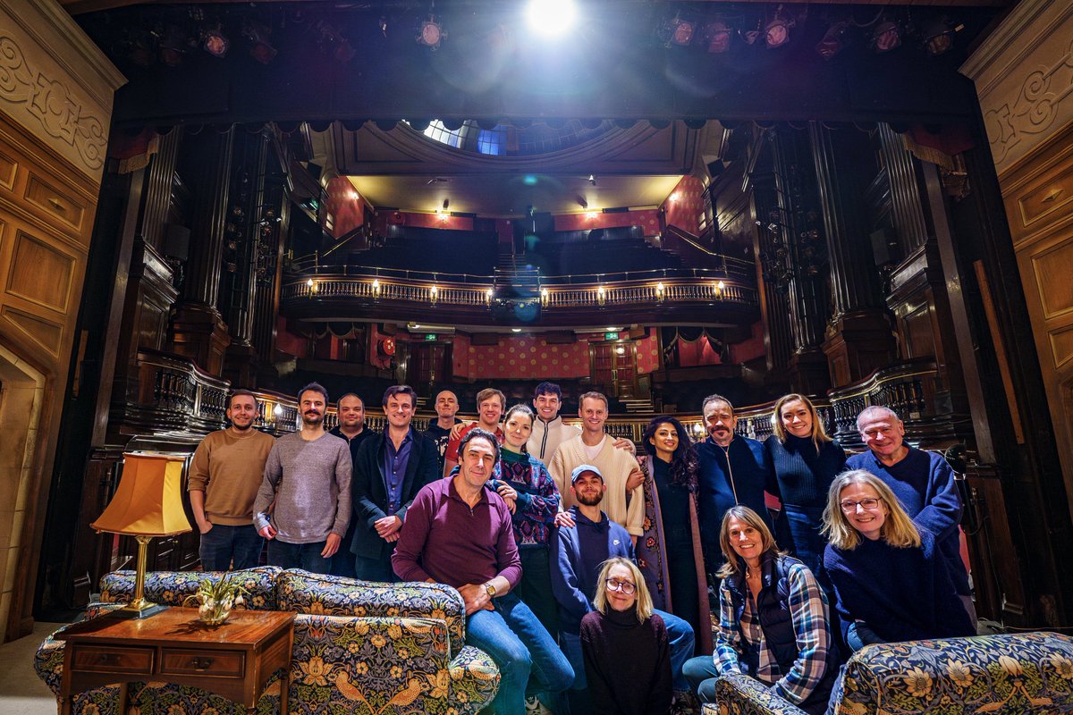 MatthewPain's tweet image. A new tour family! Welcome to the lovely bunch joining us for the next 6 months. I’m sure we’re going to have a great time. Two weeks at the St Martins and then opening in Sunderland. Opposite ends of the scale there! We had a fab week but now it’s a week off (ish)… Feels odd!