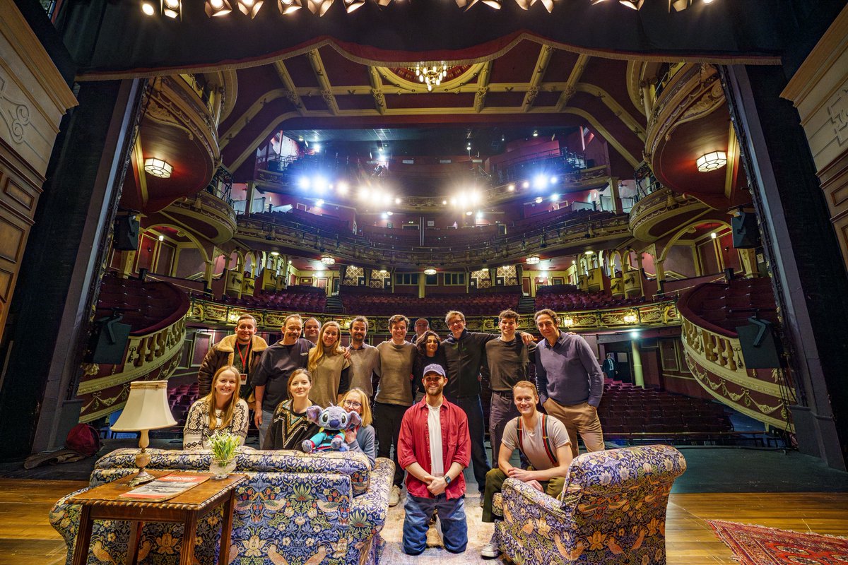 MatthewPain's tweet image. A new tour family! Welcome to the lovely bunch joining us for the next 6 months. I’m sure we’re going to have a great time. Two weeks at the St Martins and then opening in Sunderland. Opposite ends of the scale there! We had a fab week but now it’s a week off (ish)… Feels odd!