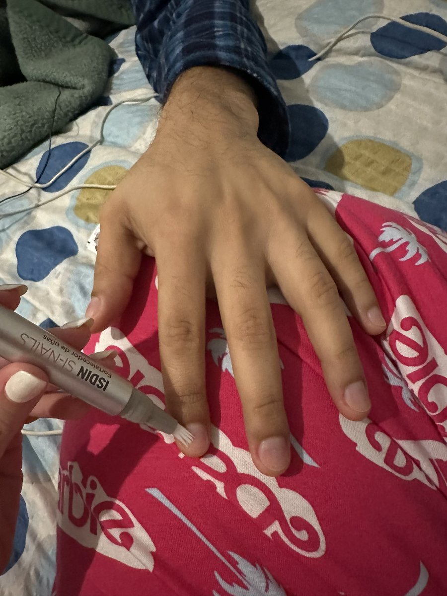 Mi novio en el día: deja de gastar tanto en esas cosas! 
Mi novio en la noche: ( y a mi?) le gusta que le aplique todo lo que yo me pongo 🤣🤣