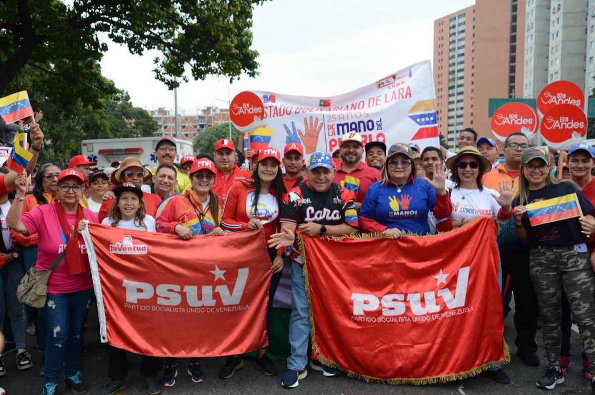 #4Feb Fuimos recibidos por el Presidente @nicolasmaduro junto a la Gran Caravana Nacional de la Furia Bolivariana, en conmemoración a la Rebelión Antiimperialista de la Juventud Militar Bolivariana. Que orgulloso poder experimentar un amor tan grande por nuestra Patria.