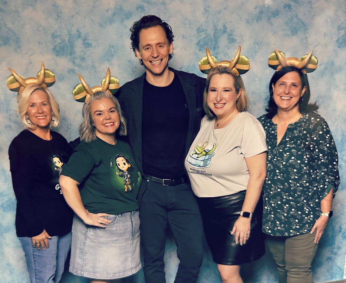 I can’t believe we all looking at the camera 🤣 and that Tom Hiddleston told us we all looked fantastic 🥰 #MEGACONOrlando2024