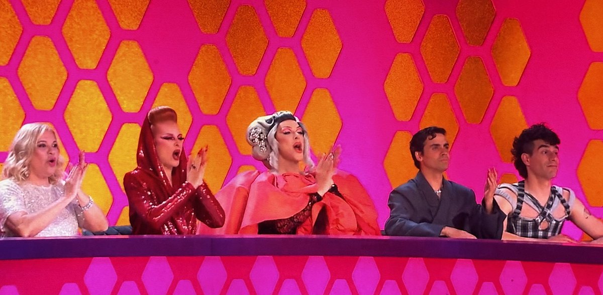 BearMusicPR's tweet photo. @DragRaceEs @onyxunleashed @PinkChadora Otra vez los Javis al ataque de las drag monsters. Todos aplaudiendo y ellos pensando porque la tienen pequeña  🤭 (la mente) https://t.co/uYSAt7qE4Q