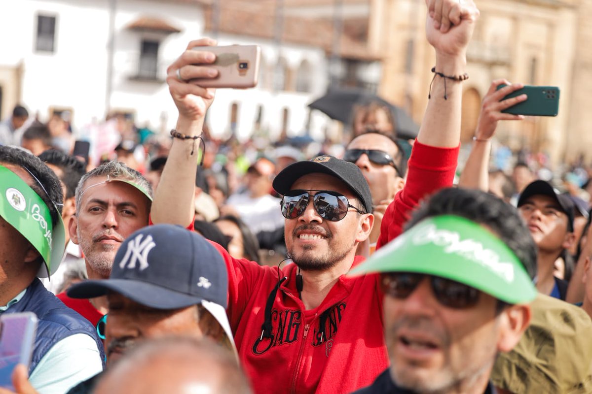 CarlosAmayaR's tweet photo. Qué bonito escuchar a toda Boyacá cantando y deseándole un feliz cumpleaños a nuestro, @NairoQuinCo.

Esta esa la emoción que despierta nuestro campeón. 

Que viva el ciclismo, el deporte grande de nuestra tierra.

¡Qué viva el #TourColombia2024 en nuestro departamento! https://t.co/sxLz0vI8oj