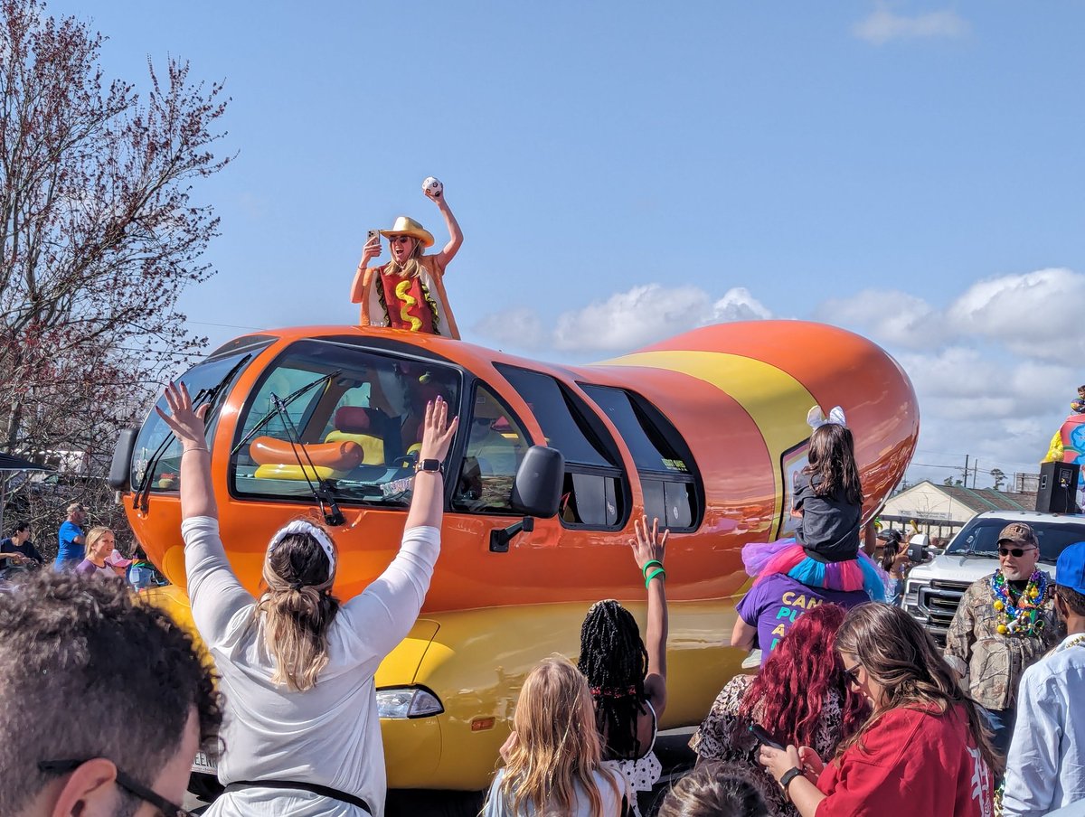 JJDaigle's tweet photo. @oscarmayer, I don't know who was having more fun, the people inside or outside the #weinermobile https://t.co/evd9jZyTHy