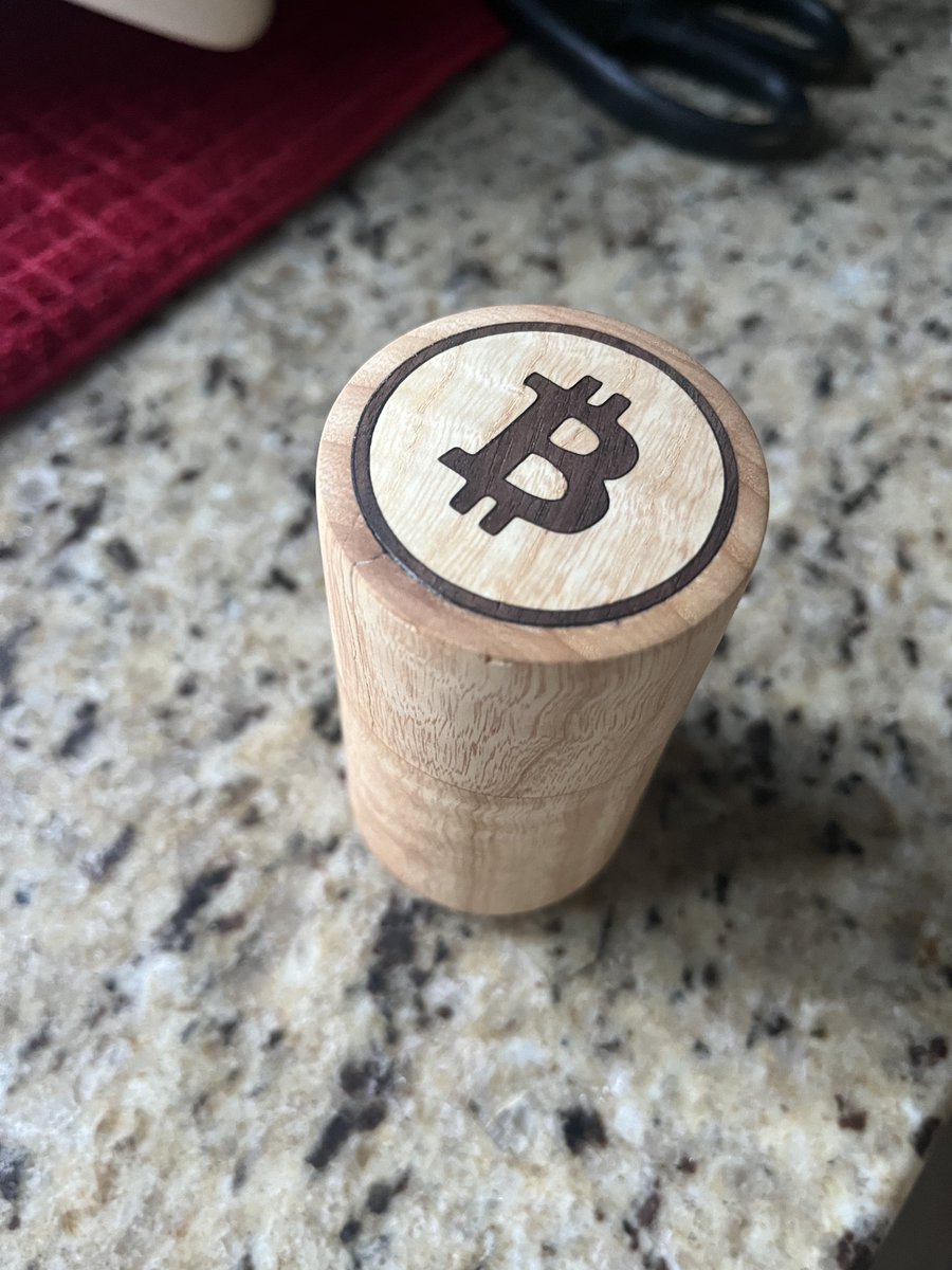 logicalthinkah's tweet image. I commissioned a #bitcoin custom piece from @Themagicwoodbus it came out so good smooth and crisp. Very very happy. Check out his work!!!