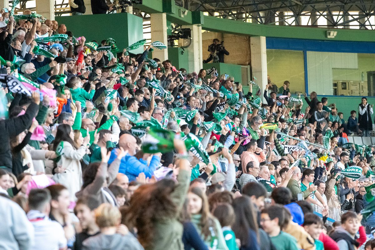 Gran punto para seguir arriba!! Espectacular ambiente que nos ayudó para intentarlo hasta el final! 👏💪🏟️ Seguimos juntos!! @racingferrolsad 🍍👊