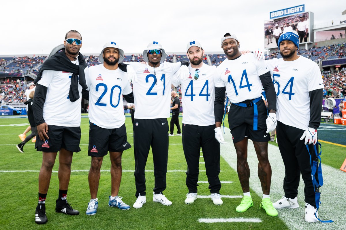 Seahawks's tweet photo. The gangs all here. 🤝 https://t.co/zStibSqcQi