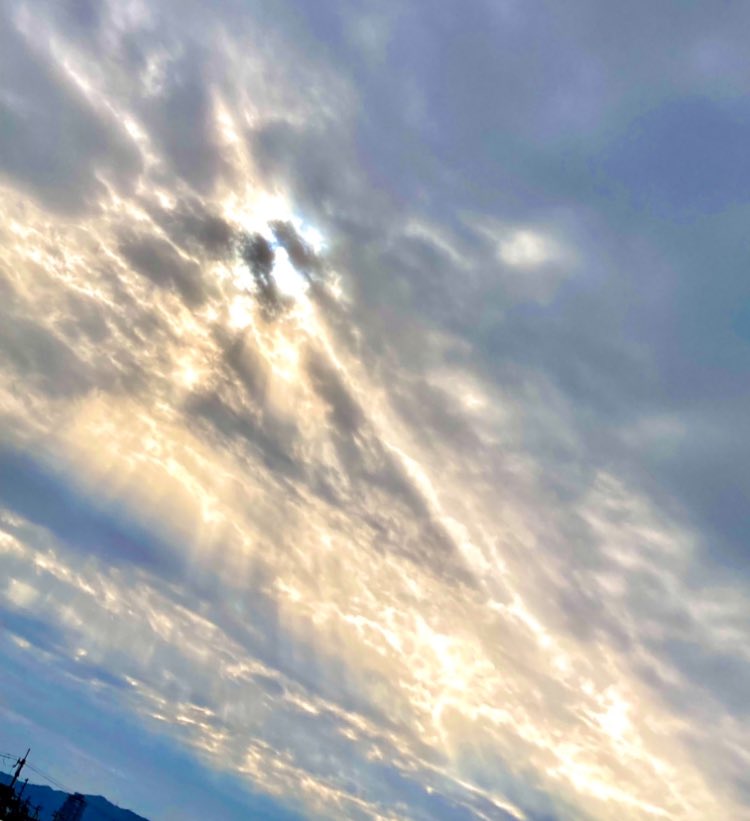 おはよう！
朝から冷たい雨
写真はいつかの空
 #天使の梯子 がたくさん！
登れたらいいのになぁて
眺めてた(・-・)
今日もいい日になる！！