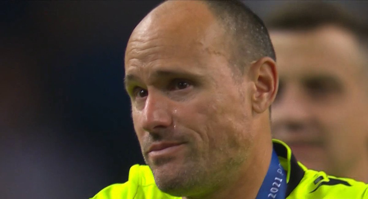 بكاء حكم المباراة لانه لم يستطيع الغاء هدف اتلتيكو مدريد 💔