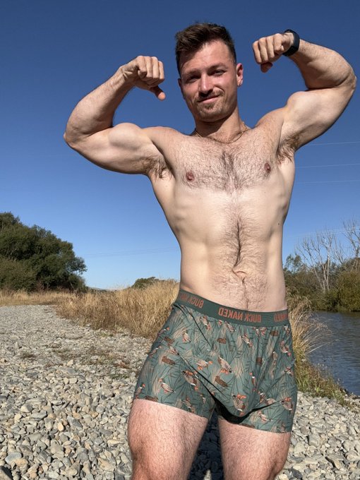 Duck Duck&hellip; cock? 🐓😈 https://t.co/F4ManL8aJN