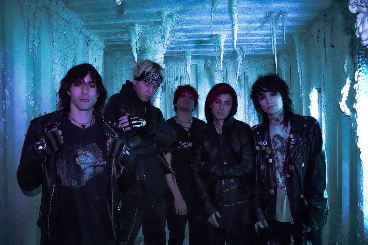 Subzero music video out now 
youtu.be/YWYLx9_vSHw?si…

📸 <a href="/DeathOnDigital/">Hellie</a>