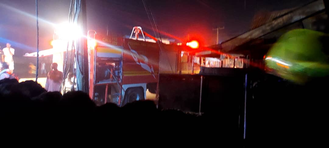 FedfireO's tweet photo. Still today at 2033hrs, we turned out to Nkwo Ezeogba Emekuku, A fire involving a transformer that spread to a nearby shop &amp; public toilet. Fire blanketed &amp; extinguished. @aaanyaehie @Hope_Uzodimma1 @BigSis9ja @MyOwerri @mybasictarget @awameal1 @Mikeanowa @903toastfm @Fedfireng https://t.co/PaSj5Fhzar