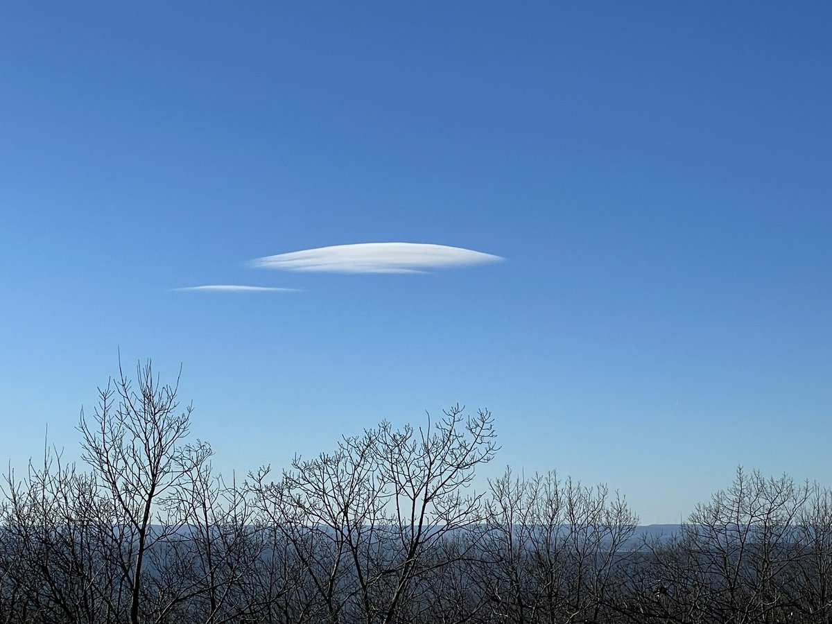 onwithjohnwx's tweet image. Saw a lenticular cloud today while I was hiking.  I was really excited about it.  #CloudNerd
