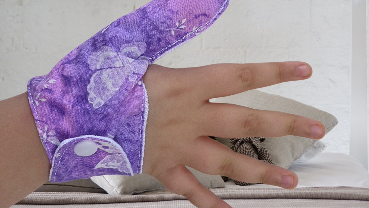 ThumbGuardsNZ's tweet image. Research has revealed problems associated with #thumbsucking and #fingerSucking in children after adult teeth are cut. Prolonged or aggressive sucking can impact mouth growth and teeth alignment. #ThumbGuards help end the habit. thethumbguardstore.etsy.com  #CraftBizParty #MHHSBD