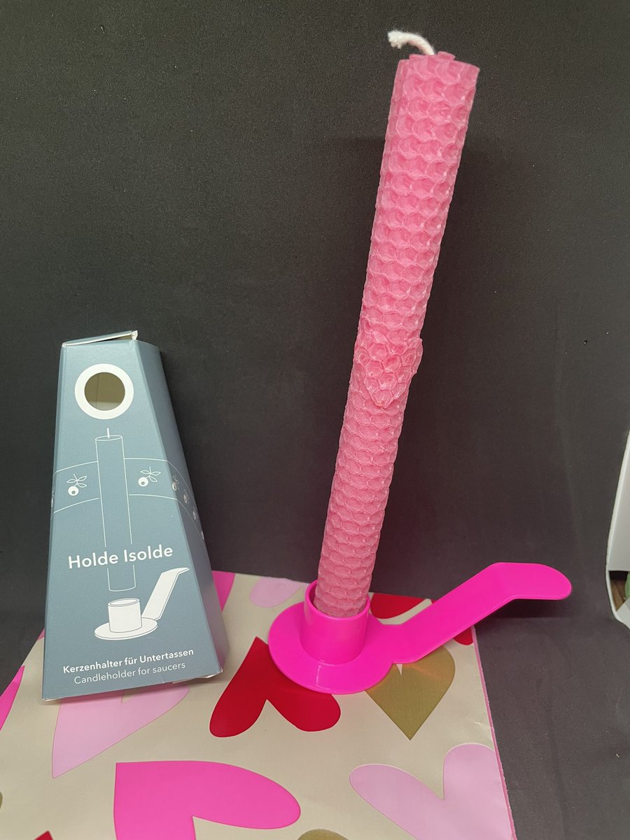 Etep_Isolde's tweet photo. Es wird ja viel über Twitter geschimpft. 🤓 Ich habe hier viele wertvolle Menschen getroffen. Die liebenswerte @vokabellerner hat mir einen #pinkEdu „Holde Isolde“ Kerzenhalter geschenkt. 😘 Den habe ich jetzt mit der Kerze von @HerzerChristina kombiniert. I 💖 it. Gemeinsam! 🫶 https://t.co/LcxvTdioWl