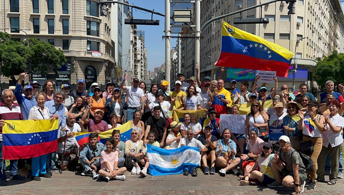 Siempre en la vereda de la democracia.

Maduro, un dictador manchado con la sangre de jóvenes inocentes. Pedimos que cese de atentar contra la democracia, se liberen los presos políticos y se permita la participación de María Corina Machado en las elecciones presidenciales.