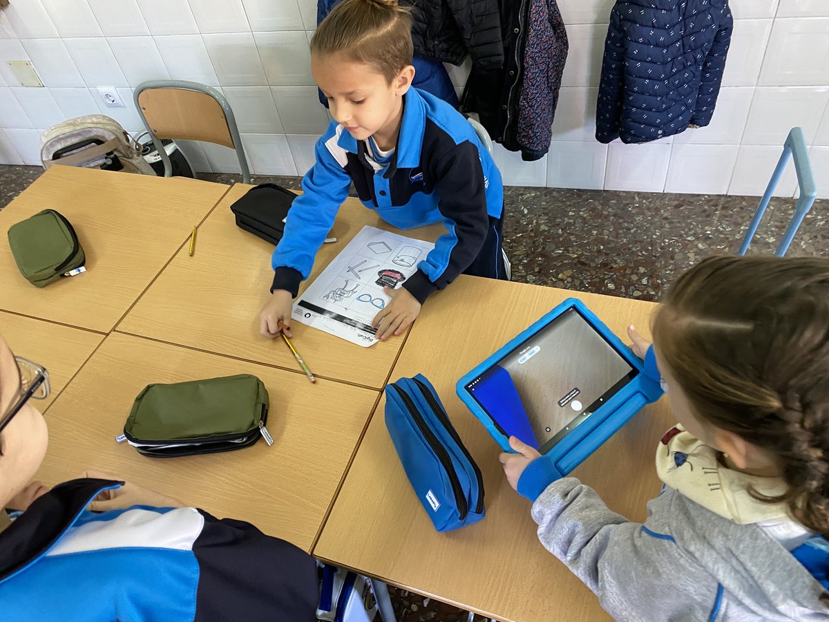 Hoy los niños y niñas de 1EP han estado ayudando a Patatín, un monstruito al que un malvado hechicero le ha robado el color. Proyecto Digicraft.
<a href="/CPRRegionMurcia/">CPR Región de Murcia</a>  <a href="/Educarm/">Educarm</a> <a href="/divinomaestrofe/">Divino Maestro Fundación Educativa</a>  <a href="/AytoLasTorresC/">LasTorresdeCotillas</a> <a href="/AMPA_DM_LTDC/">AMPA C. Divino Maestro Las Torres de Cotillas</a>
<a href="/digicraft/">Digicraft</a>