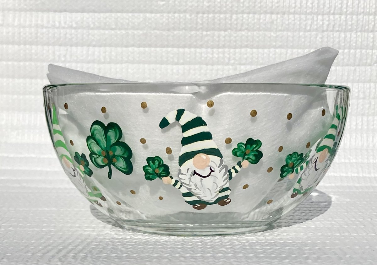 St. Patricks day bowl etsy.com/listing/164661… #StPatricksDay #gnomes #shamrockbowl #SMILEtt23 #irishdecor #irishgifts #etsyshop