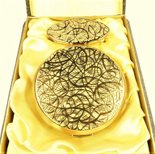 Vintagecompacts's tweet photo. https://t.co/YIqNPXIhYd #stratton #compact #vintage #vintagestyle #makeupcompact #1970s #giftideas #giftsforher @Vintagecompacts https://t.co/MdIxo0n0no